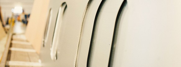 在生产用于夹持铝板所需真空时，实现大幅节能